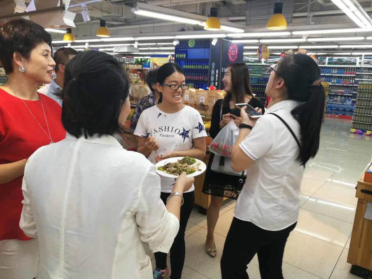 超級(jí)星級(jí)大廚來(lái)啦，顧客們現(xiàn)場(chǎng)體驗(yàn)美味佳肴