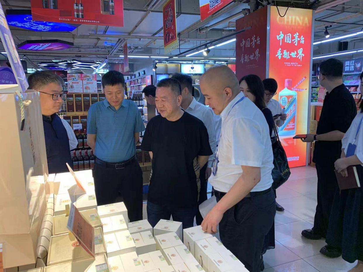 貴州茅臺(tái)酒廠（集團(tuán)）有限責(zé)任公司黨委委員、副總經(jīng)理萬波一行調(diào)研西安市人人樂超市有限公司茅臺(tái)酒市場